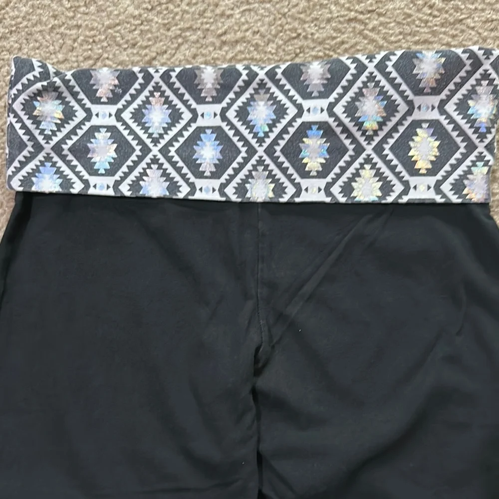 PINK Victoria’s Secret Black Yoga Flare Pants with Patterned Waistband - Size M - Picture 5 of 5